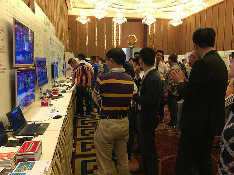 老师们在展会_副本.jpg 老师们在展会_副本.jpg