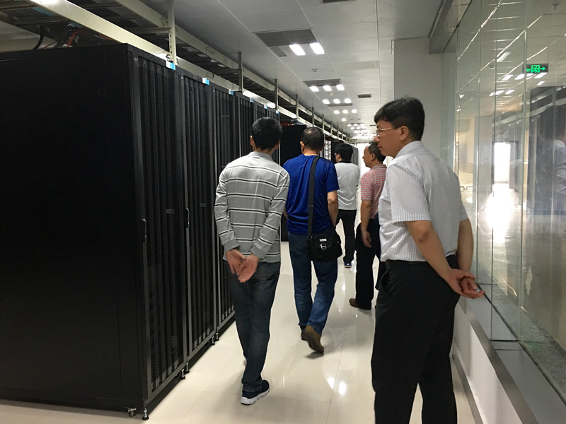 参观机房_副本.jpg 参观机房_副本.jpg